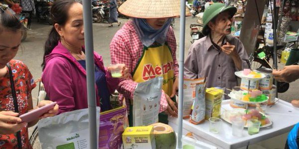 Bắc Giang – Nhộn nhịp cả khu chợ Thương vì chương trình Sampling của Sóc Vàng